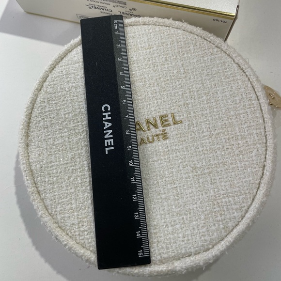 Chanel cosmetic bag - Picture 9 of 12